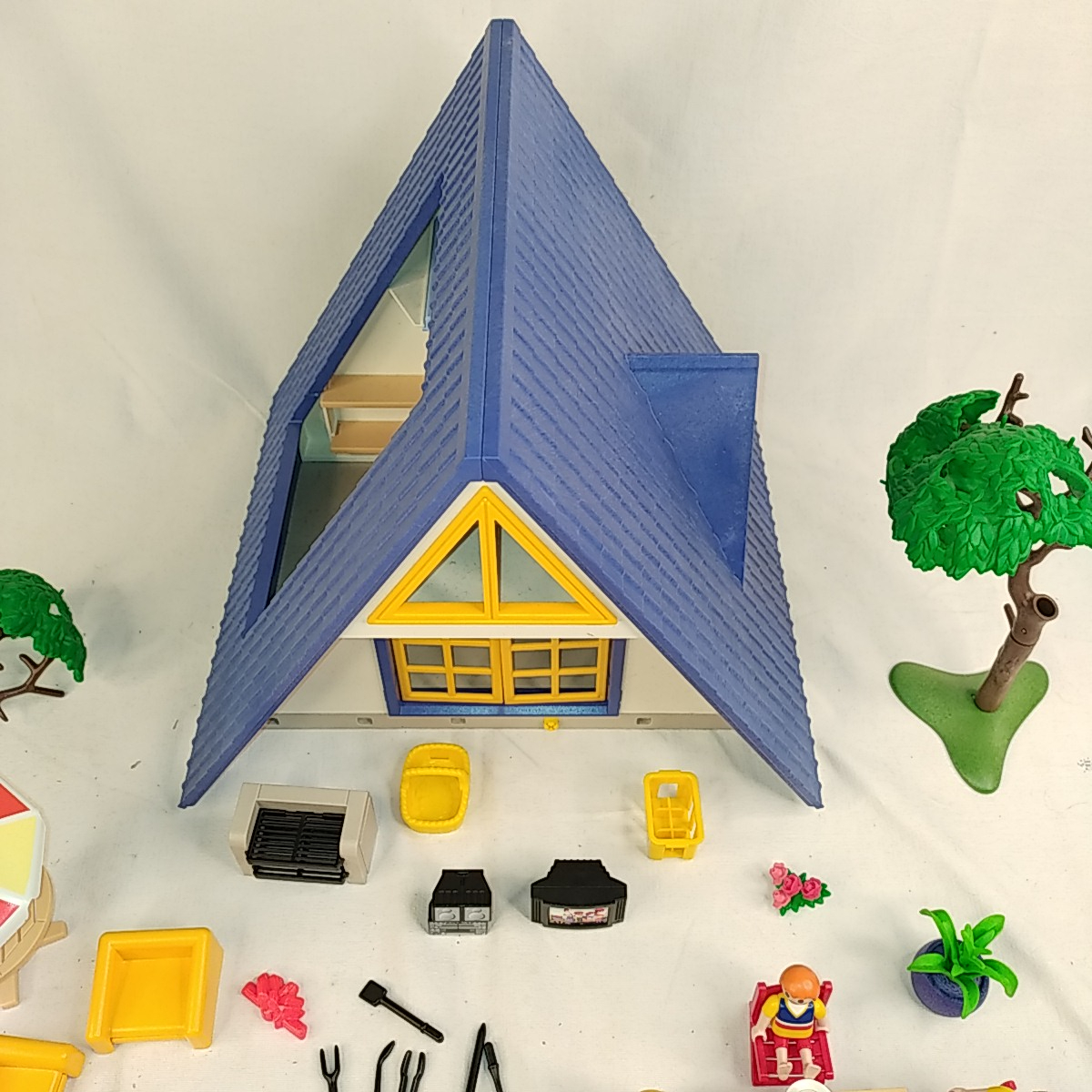 Voir photo 6 de Playmobil -3230 - Maison de vacances avec 4 personnages et des accessoires Playmobil -3230 - Maison de vacances avec 4 personnages et des accessoires Bon état - Vue 6 -